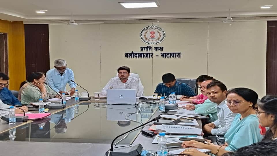 Bhatapara Balodabazar Administration strict on illegal mining while notice to CMO for not providing building