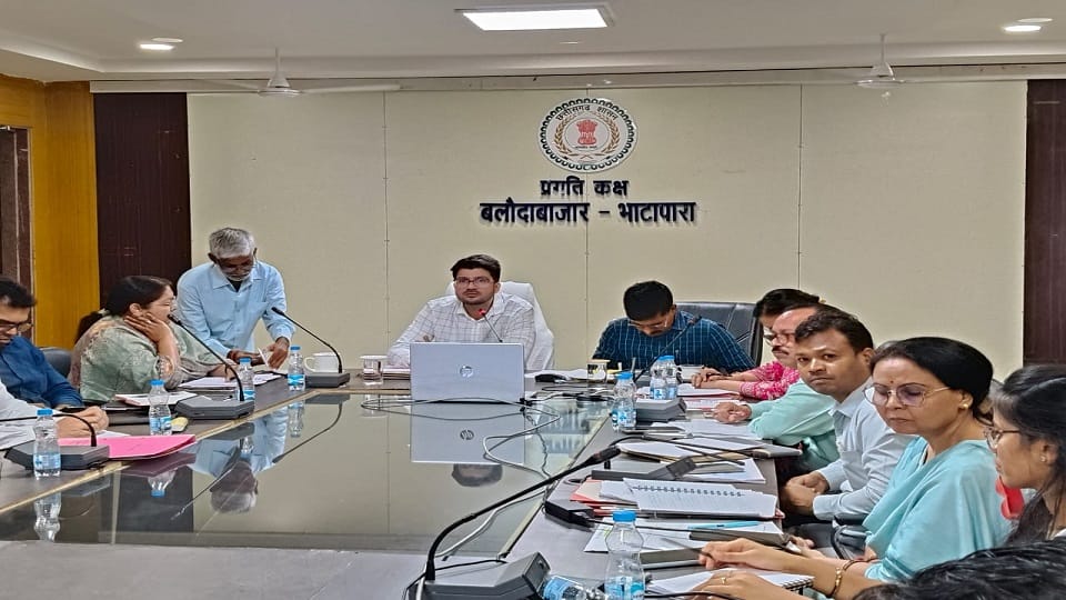 Bhatapara Balodabazar Administration strict on illegal mining while notice to CMO for not providing building