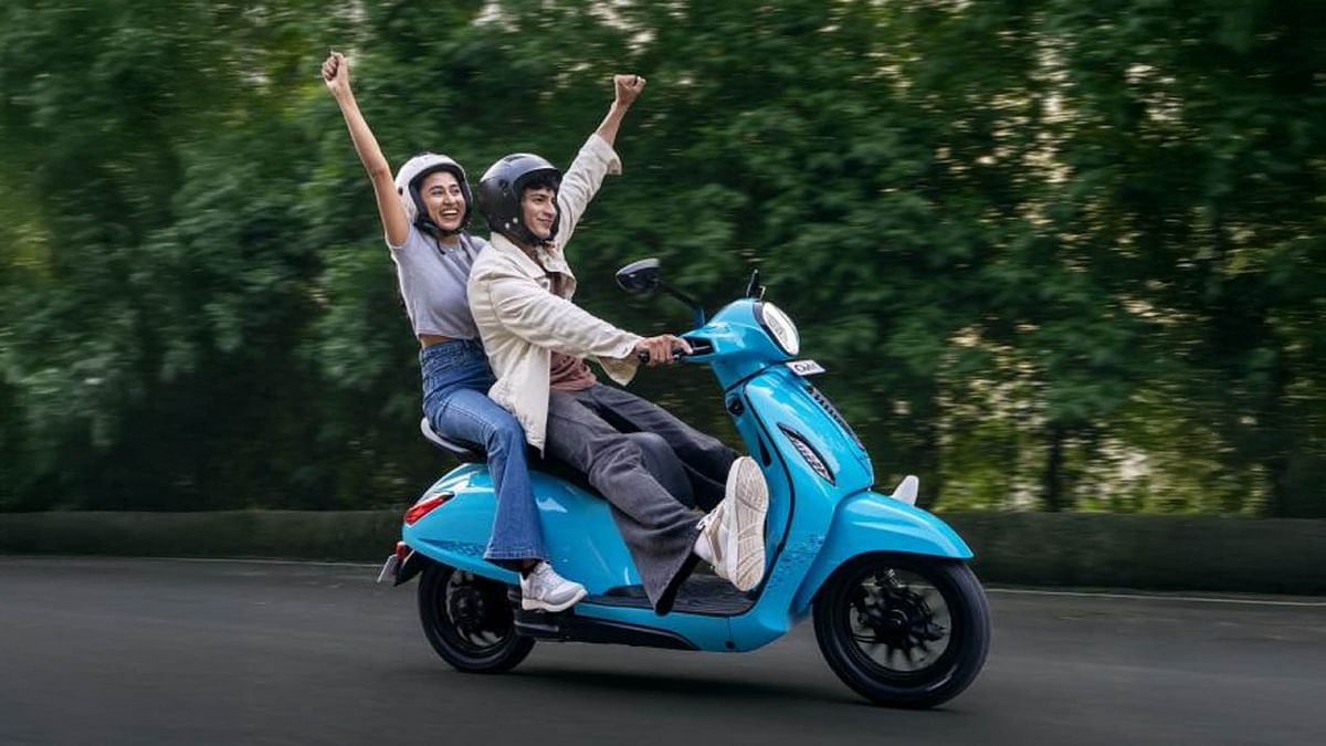 Bajaj Chetak 3001 Electric Scooter Launched In India Know Price Features Specifications - Amar Ujala Hindi News Live - Bajaj Chetak 3001:बजाज चेतक 3001 हुआ लॉन्च, अब ये है कंपनी का एंट्री-लेवल इलेक्ट्रिक ...