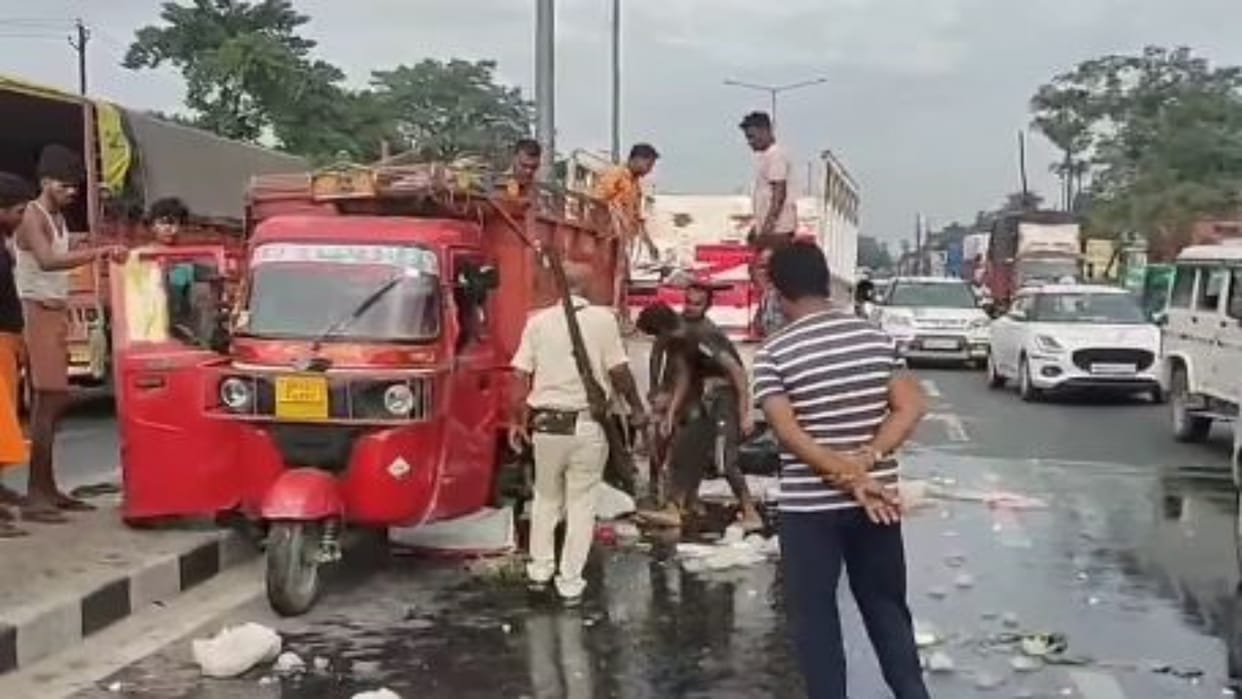 Muzaffarpur News: Fish-Laden Van Overturns, Loot Attempt Foiled by Police; Driver Injure