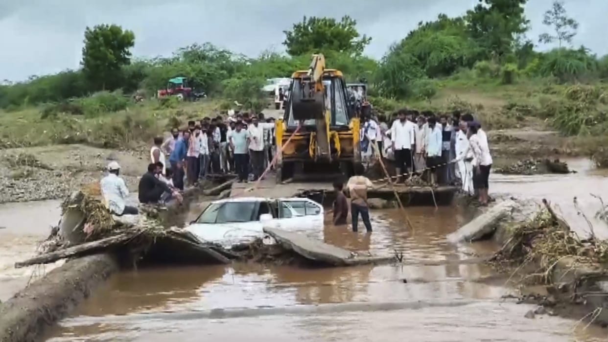 Rain wreaks havoc in many districts of Gujarat, 40 people rescued, five missing