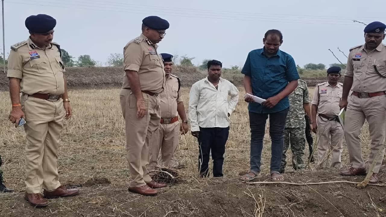 घटनास्थल का जायजा लेते आईजी