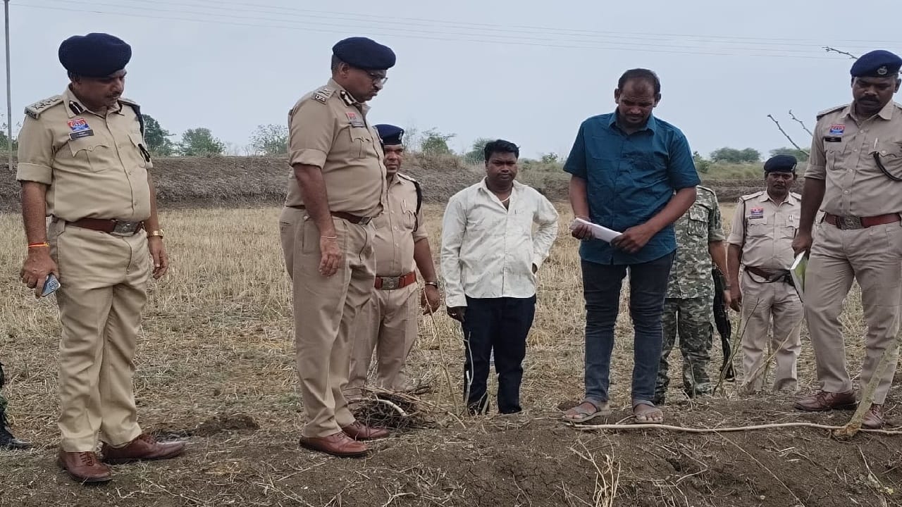 घटनास्थल का जायजा लेते आईजी
