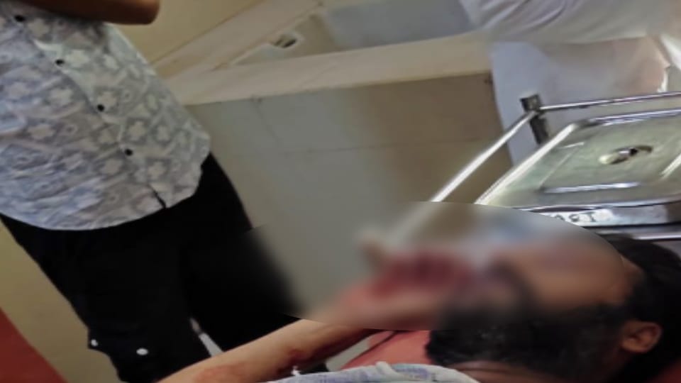 Saharanpur: Youth attacked with sharp weapons after saving puppy, critical condition
