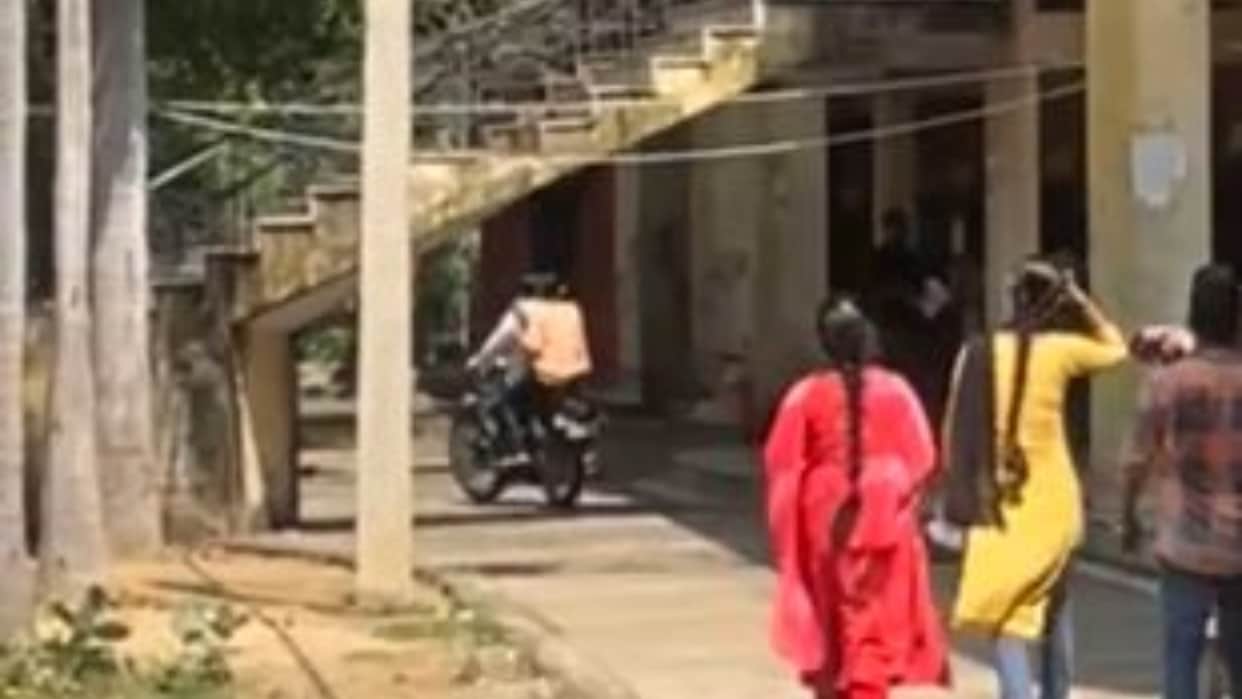girl student reached the examination hall by riding a bullet in Bareilly College