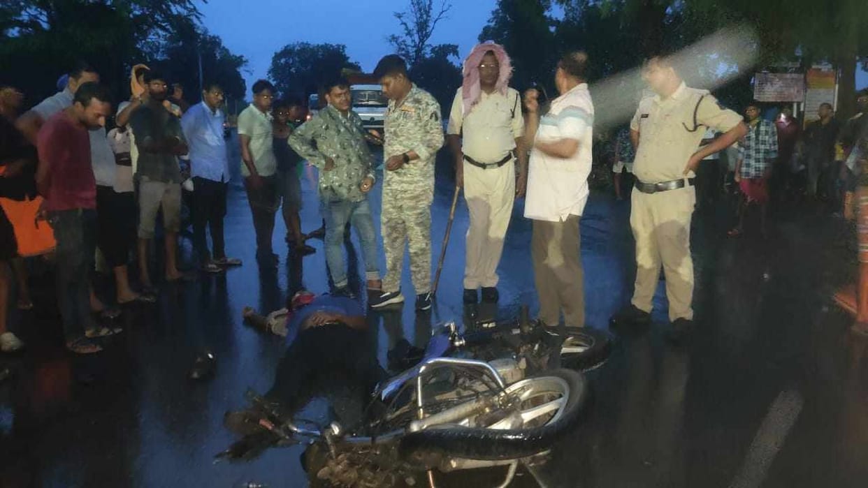 bike rider returning home died on spot after being hit by vehicle Raigarh