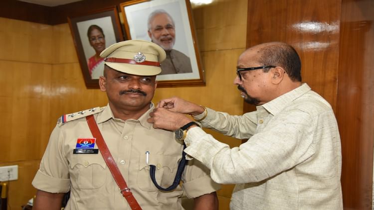Raipur: राज्यपाल की सुरक्षा में तैनात निरीक्षक के उप पुलिस अधीक्षक पदोन्नत होने पर स्टार सेरेमनी का आयोजन