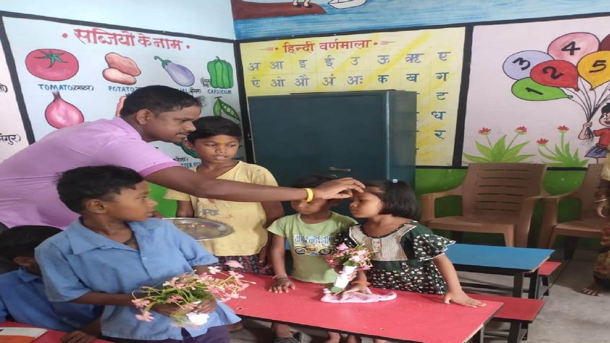 The children who reached school on the first day were welcomed with tilak and sweets in Chhattisgarh