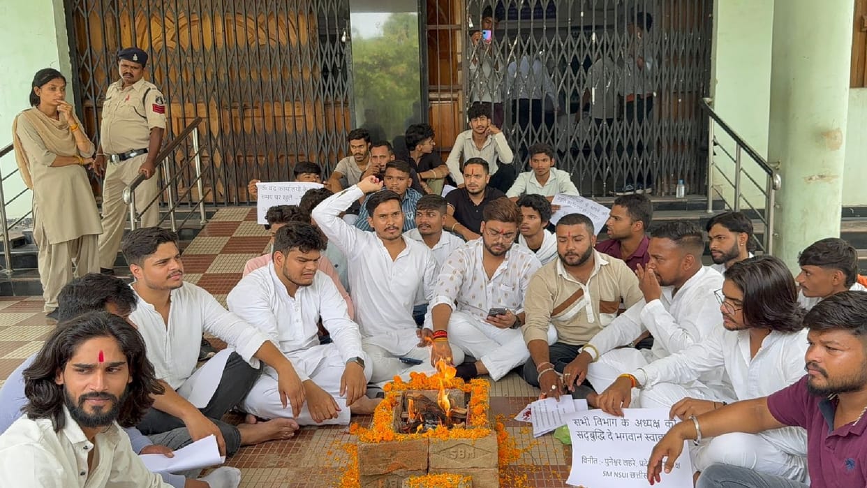 NSUI expressed strong opposition to negligence of PRSU administration by performing Sadbuddhi Yagna in Raipur