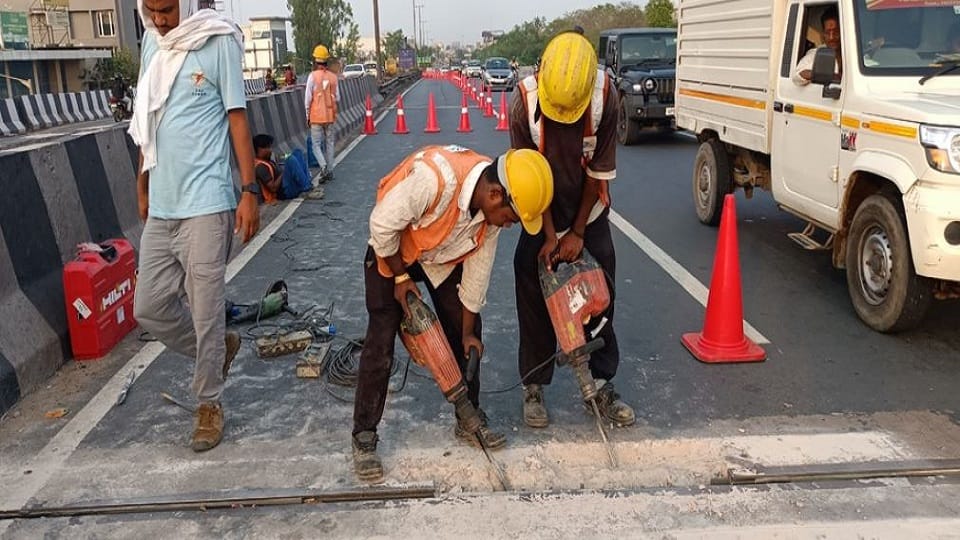 Expansion joint of Khandari flyover broke repair work started one lane of Delhi Highway closed