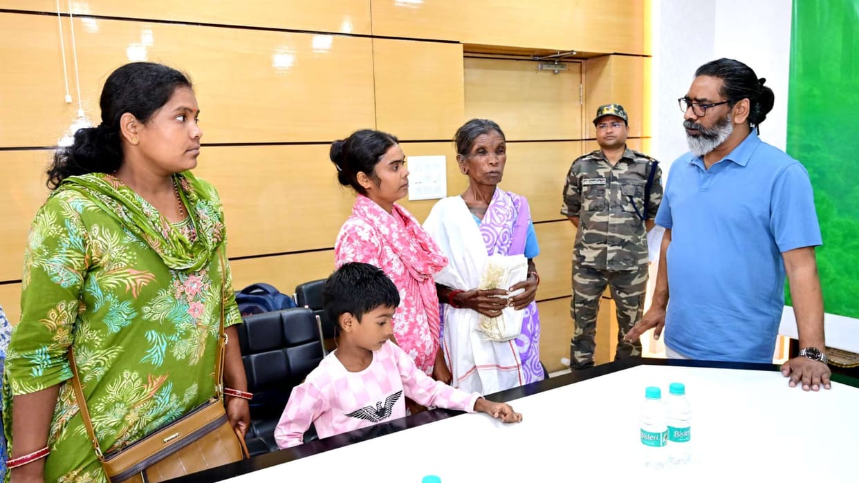 CM Hemant gave financial help to the family of martyr constable Sunil Dhan