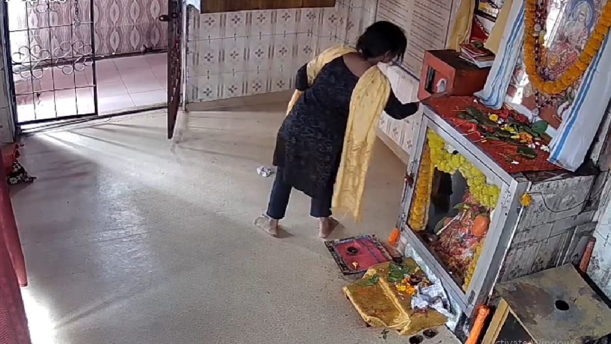 Woman broke donation box of temple and took out money in Kawardha