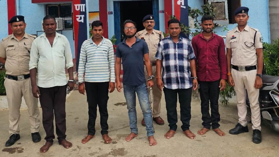 पुलिस की गिरफ्त में आरोपी