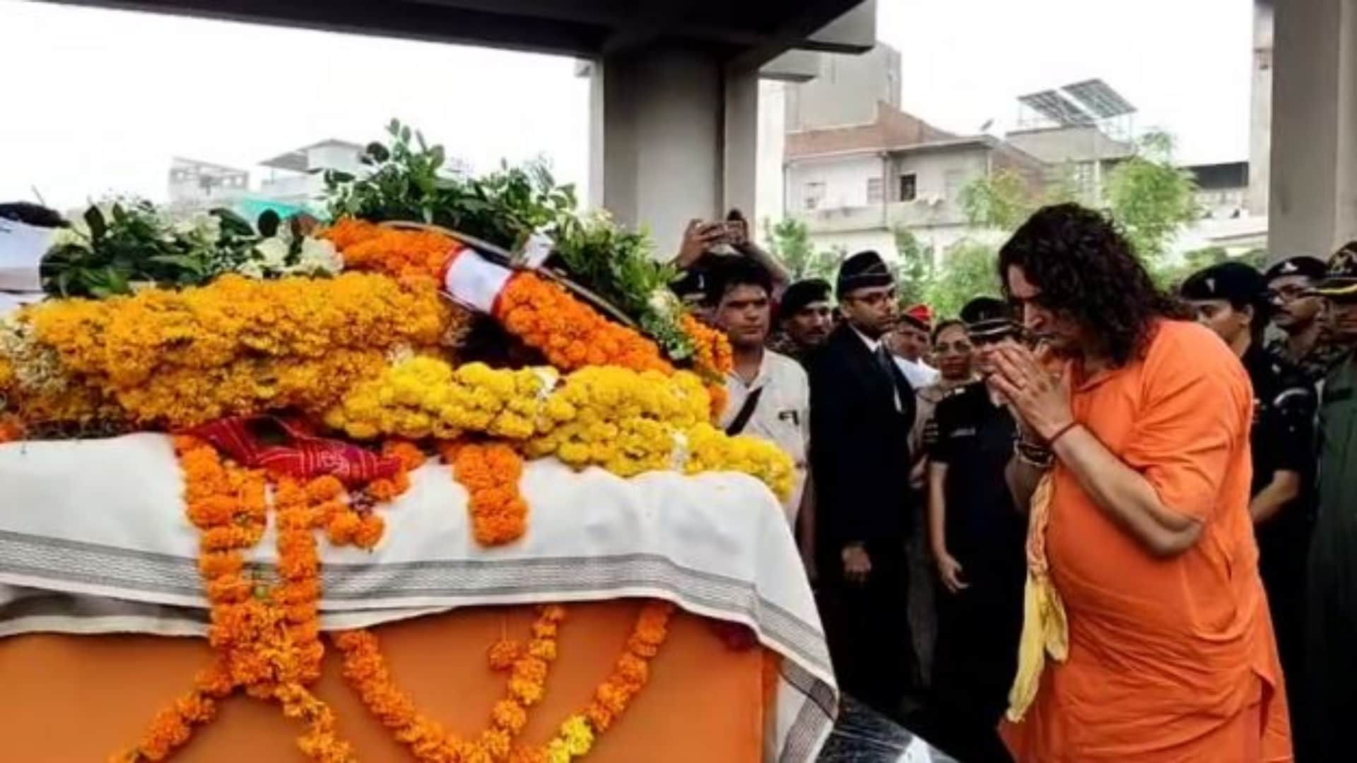Rajasthan News: Pilot Rajveer's funeral took place with military honors, his wife gave the last salute