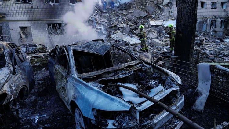 Russia-Ukraine War: यूक्रेन ने सीजफायर तोड़ा, रूस पर दागे सैकड़ों ड्रोन; विक्ट्री डे से पहले बढ़ाई गई सुरक्षा