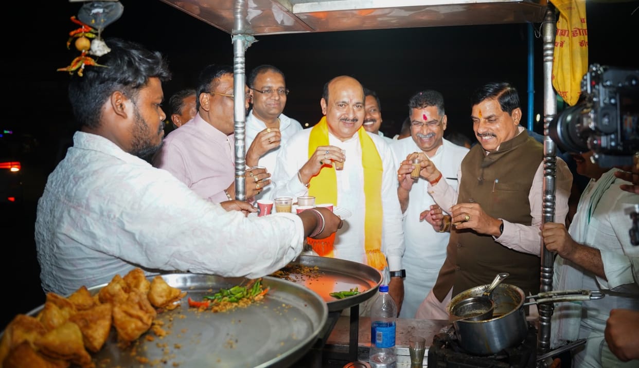 MP: CM stopped his convoy and drank tea at a small shop, paid online, the chaat vendor was overjoyed