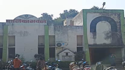 Bhatapara Balodabazar Administration strict on illegal mining while notice to CMO for not providing building