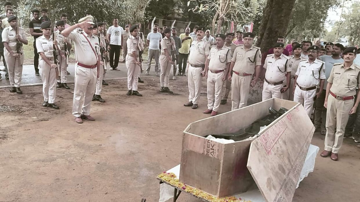 Police jawan shot himself in Kaimur, last farewell given with guard of honour in Bhabua