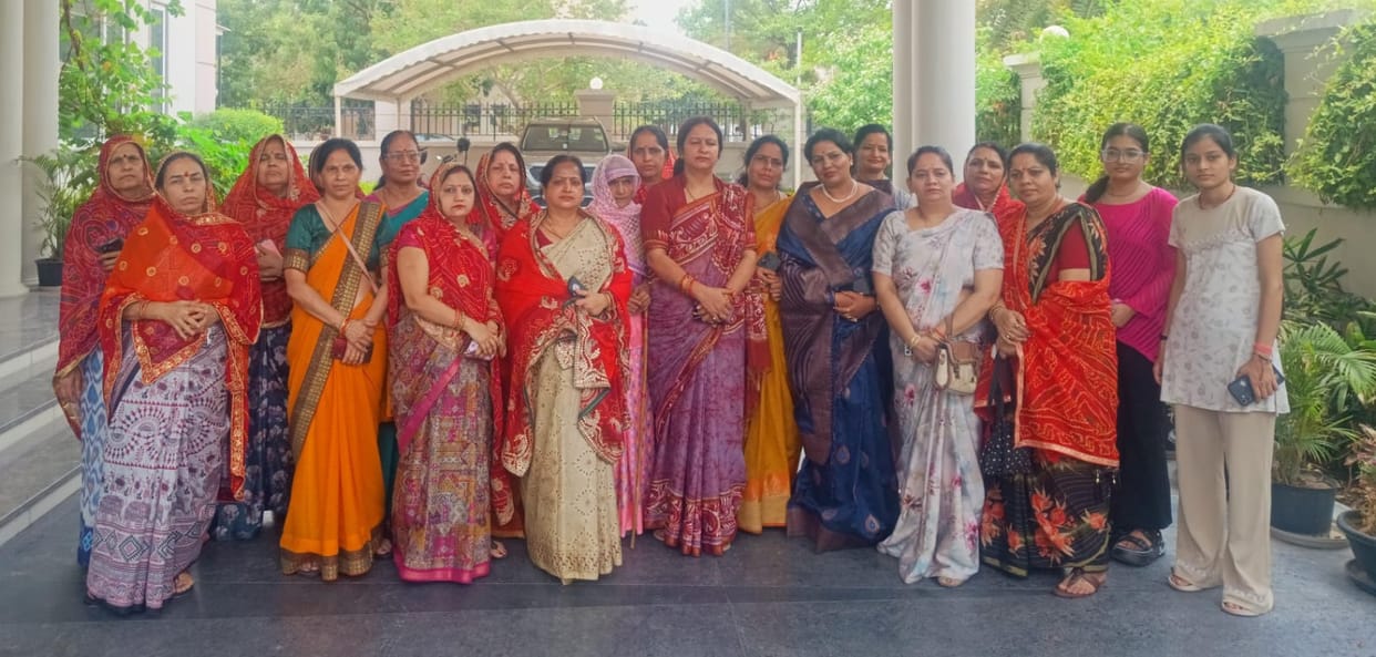 Women submitted memorandum to MP Hema Malini in protest against Bankebihari temple corridor