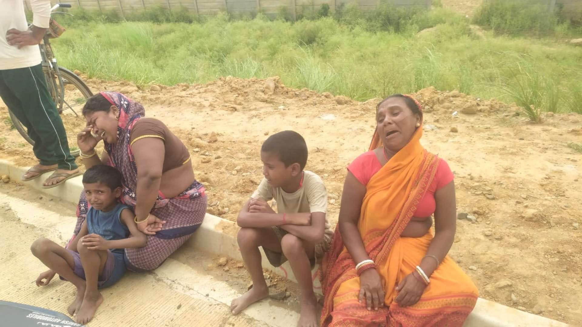 शोकाकुल परिजन