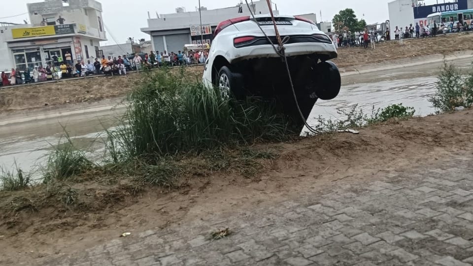 Simmi Chaudhary Murder Case Update Sheetal Eyewitnesses says car fell slowly into the canal