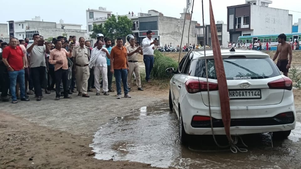 Simmi Chaudhary Murder Captain Chaudhry first one to see model dead body who had gone to get water from tap