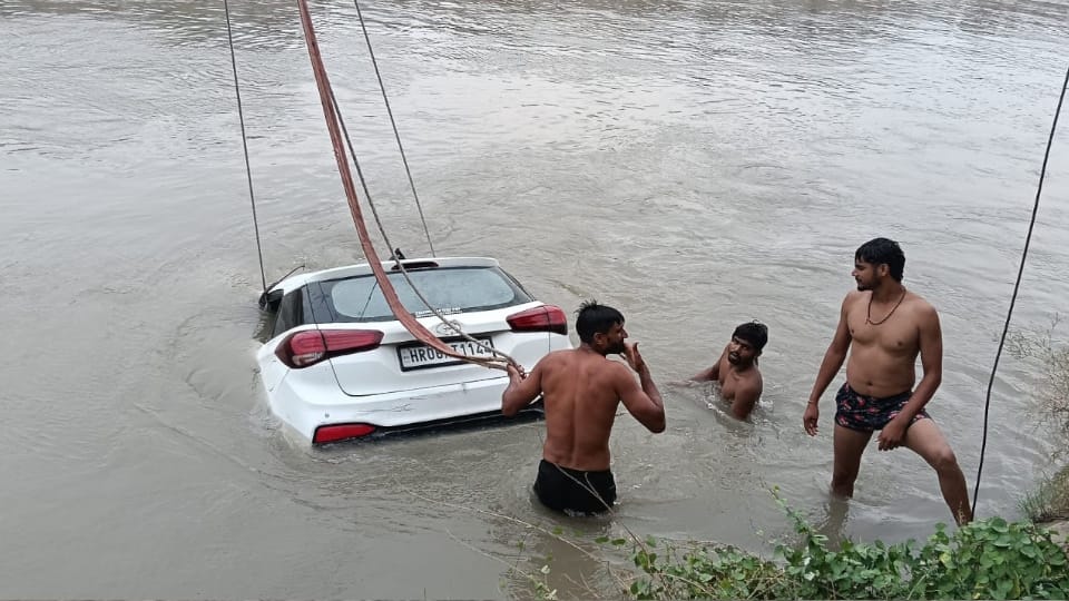 Simmi Chaudhary Murder Captain Chaudhry first one to see model dead body who had gone to get water from tap