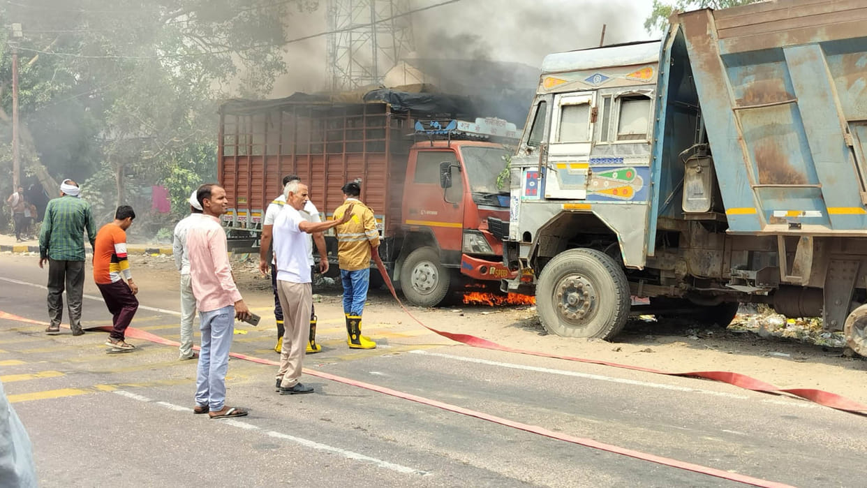 Kanpur: Vehicles parked on the highway caught fire, chaos ensued