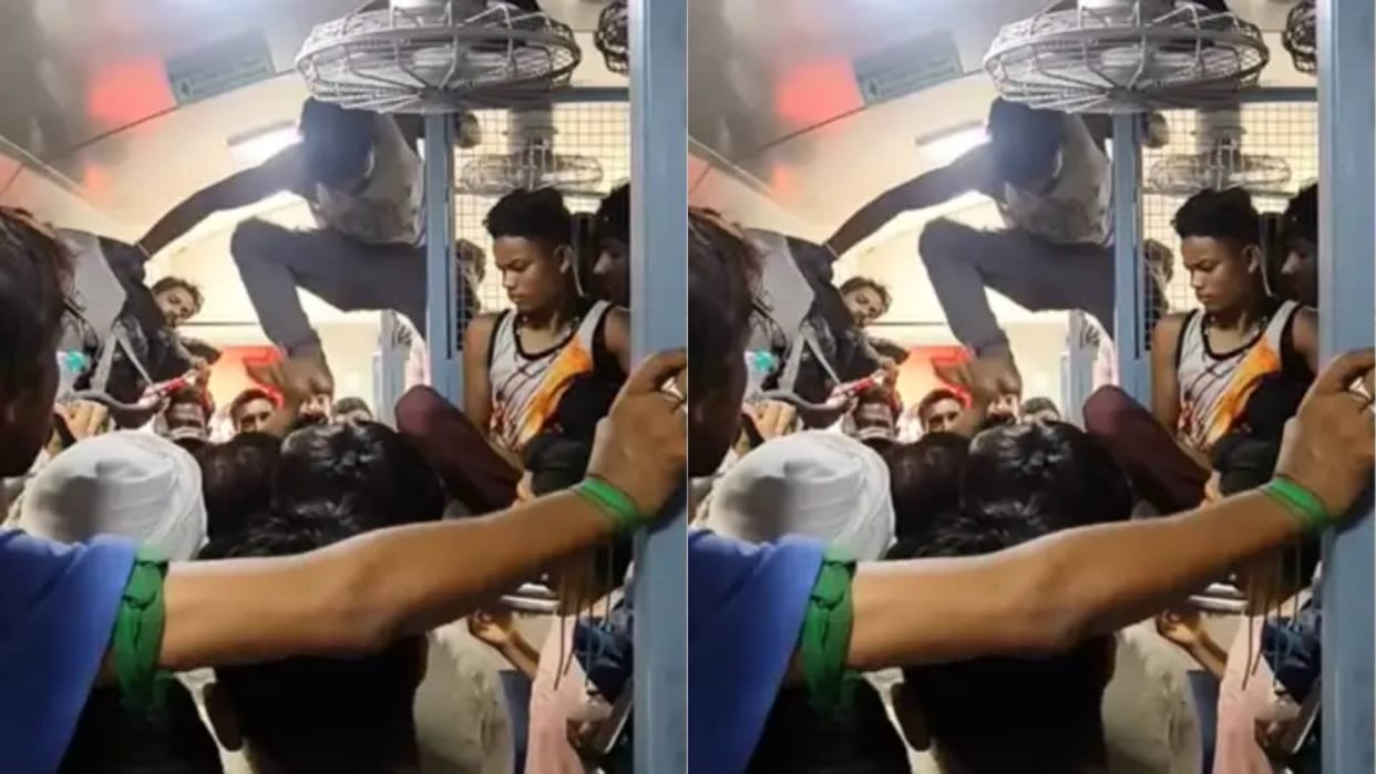 Boys showed hooliganism in the train kicked and punched each other for the seat Video goes Viral