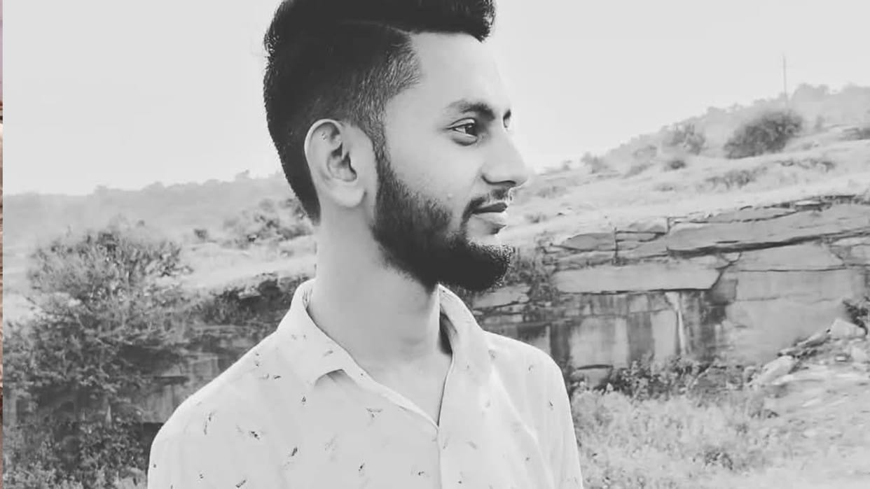 young man died after goods fell from truck on Varanasi Prayagraj highway in bhadohi