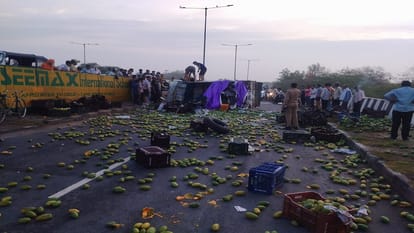 Horrible road accident in Agra Truck loaded with mangoes overturned five died on the spot