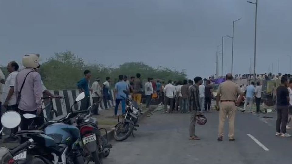four people including three elderly  died in Agra road accident