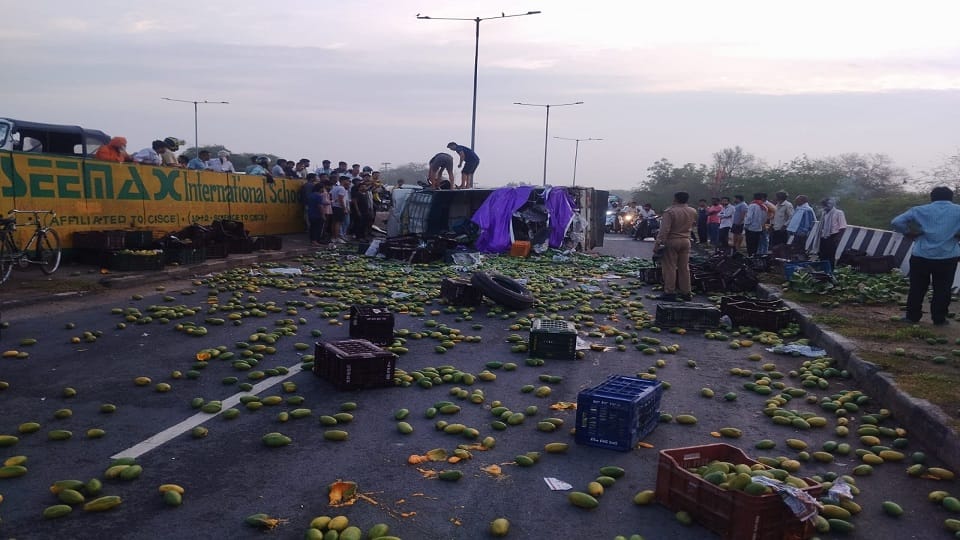 four people including three elderly  died in Agra road accident