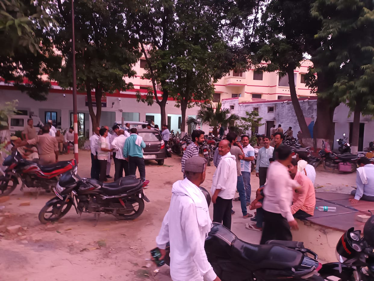 Amethi: The administrative team which had come to remove the encroachment was attacked with sticks and stones,