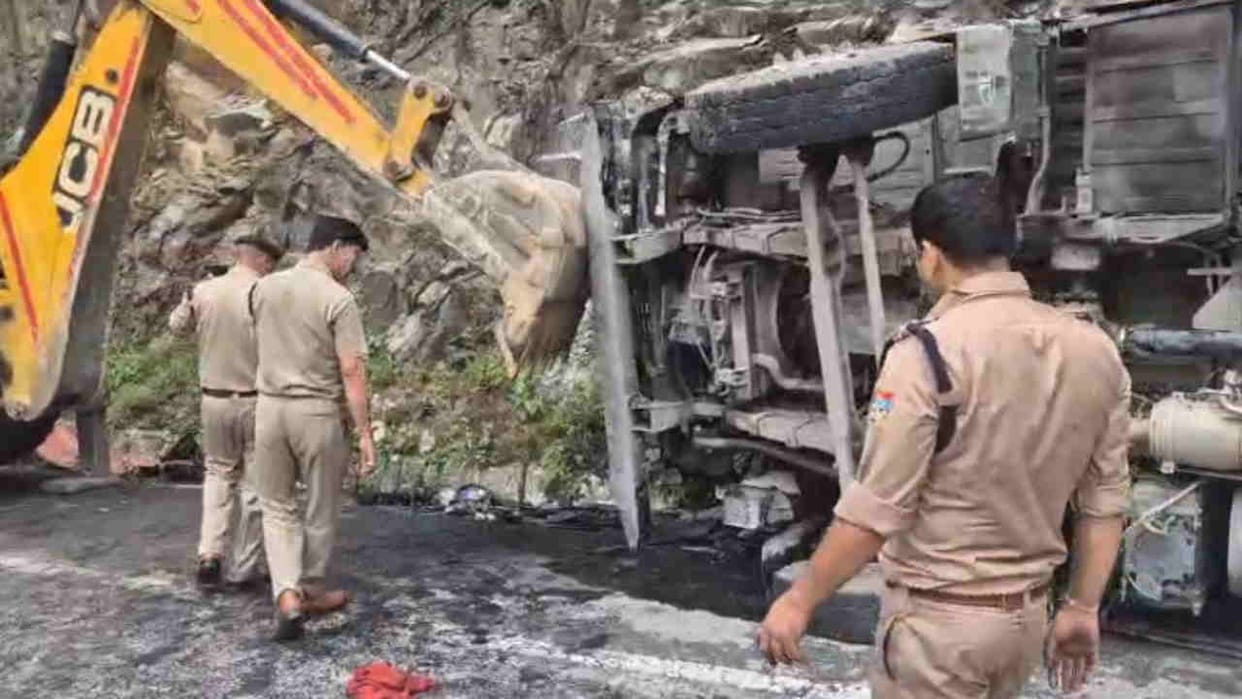 Truck loaded with gas overturned on Badrinath Highway Chamoli Uttarakhand news
