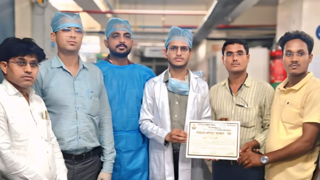 BHU former student donated his father eyes in varanasi