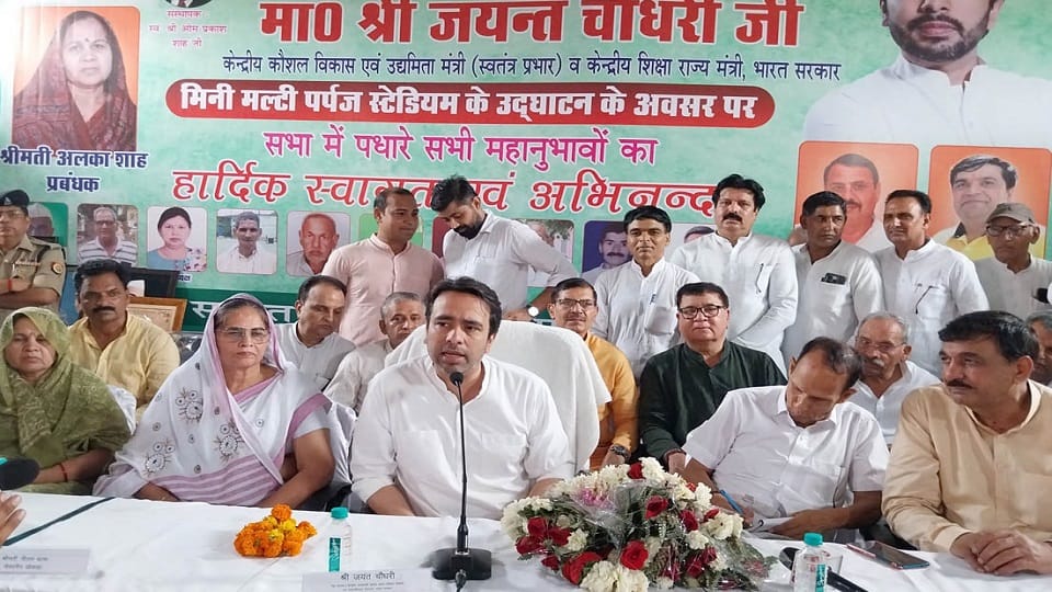 Baghpat: Jayant said - put the face of Yogi on one side and Akhilesh's face on the other, public will decide