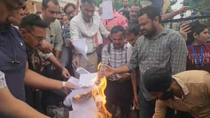 आदेश की प्रतियां जलाते रायपुर के पत्रकार