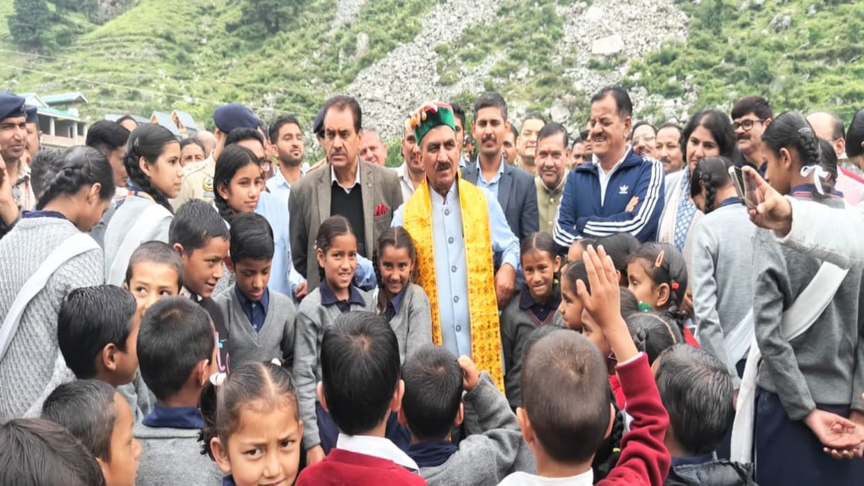 CM Sukhu suddenly reached the prayer meeting of a govt school while returning from Baga Sarahan tour, know wha
