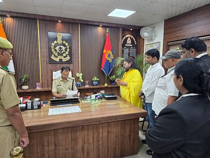 Mathura: कथावाचक प्रदीप मिश्रा के खिलाफ फूटा आक्रोश...किया विरोध प्रदर्शन, एसएसपी से की ये मांग protest against kathavachak Pradeep Mishra and demand of FIR