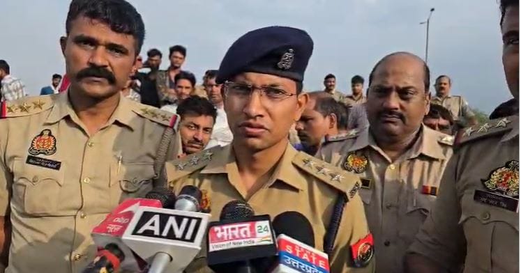 four people including three elderly  died in Agra road accident