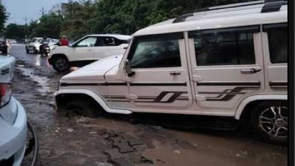 Agra Weather Heavy Rain Roads caved in and cars got stuck Water Entered Houses And Shops