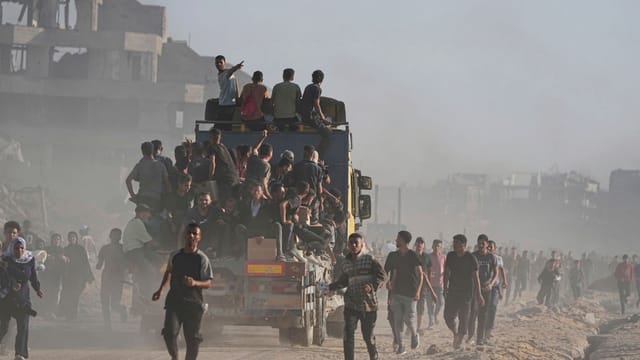 गाजा में खाना पाने की जद्दोजहद में फलस्तीनी।