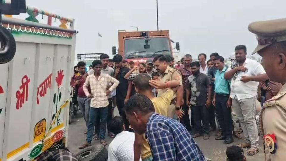 pickup loaded with wheat sacks overturned due to axle breakage on Devnandani flyover in Hapur