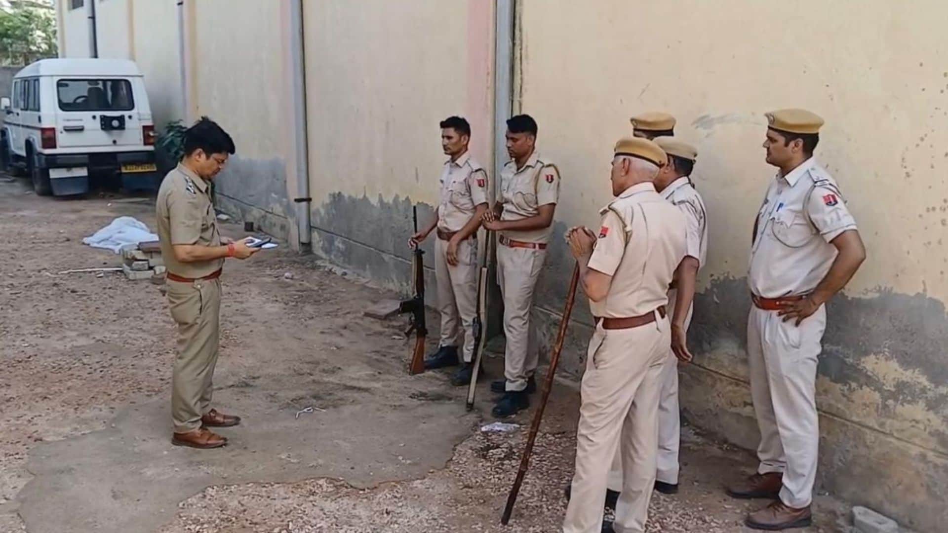 घटनास्थल पर मौजूद पुलिस