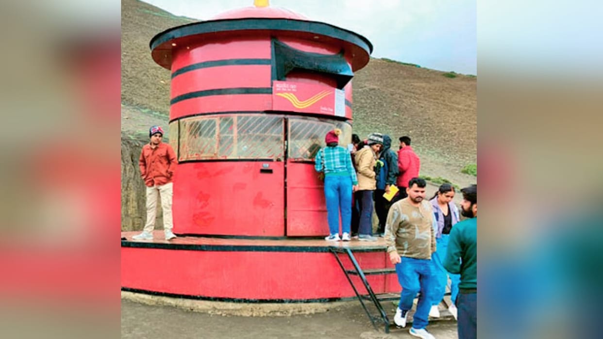 Tourists are sending letters from the world's highest post office, located at a height of 14,440 feet above se