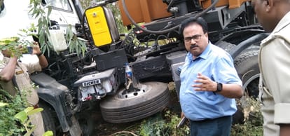 Unnao Accident Trailer Collided With Tractor Then Hit The Bike And E  Rickshaw Two Died And Nine Injured - Amar Ujala Hindi News Live - Unnao  Accident:पहले ट्रैक्टर से टकराया ट्रेलर, फिर