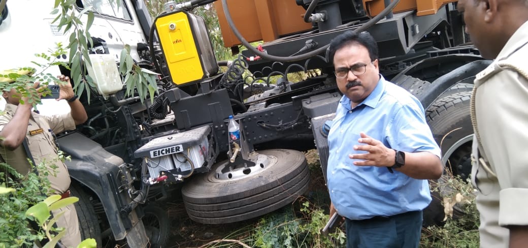 Unnao Accident trailer collided with tractor then hit the bike and e rickshaw  two died and nine injured