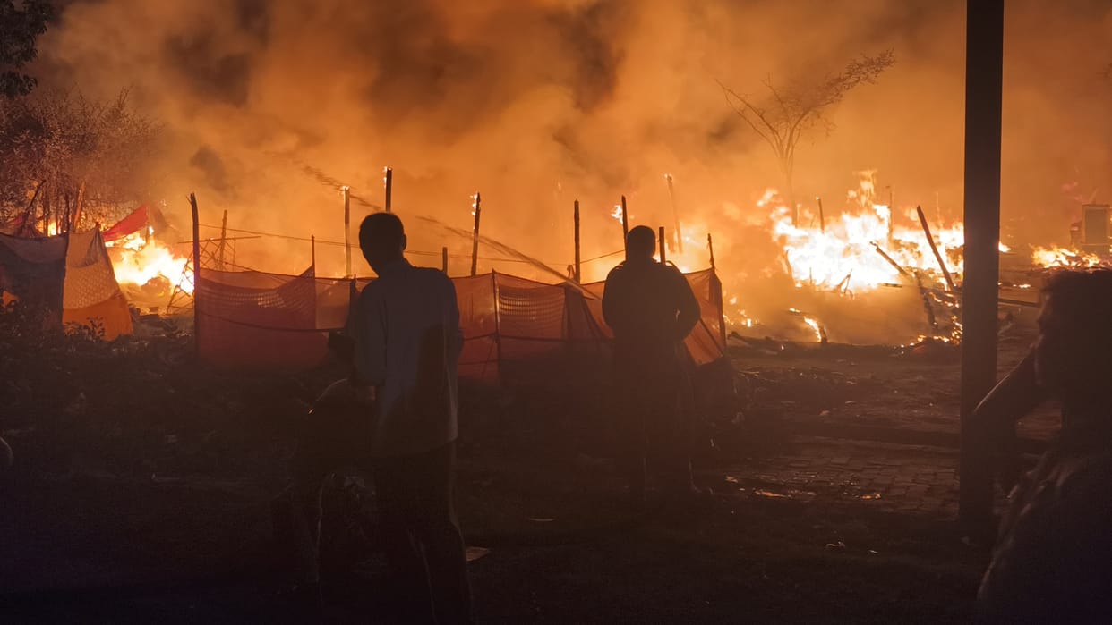 Kanpur Fire More than 50 huts caught fire area rocked by explosions accident happened due to spark