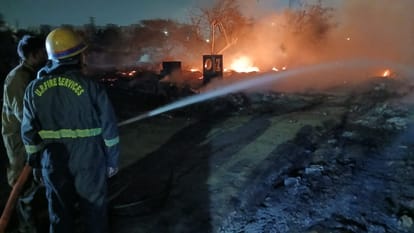 Kanpur Fire More than 50 huts caught fire area rocked by explosions accident happened due to spark
